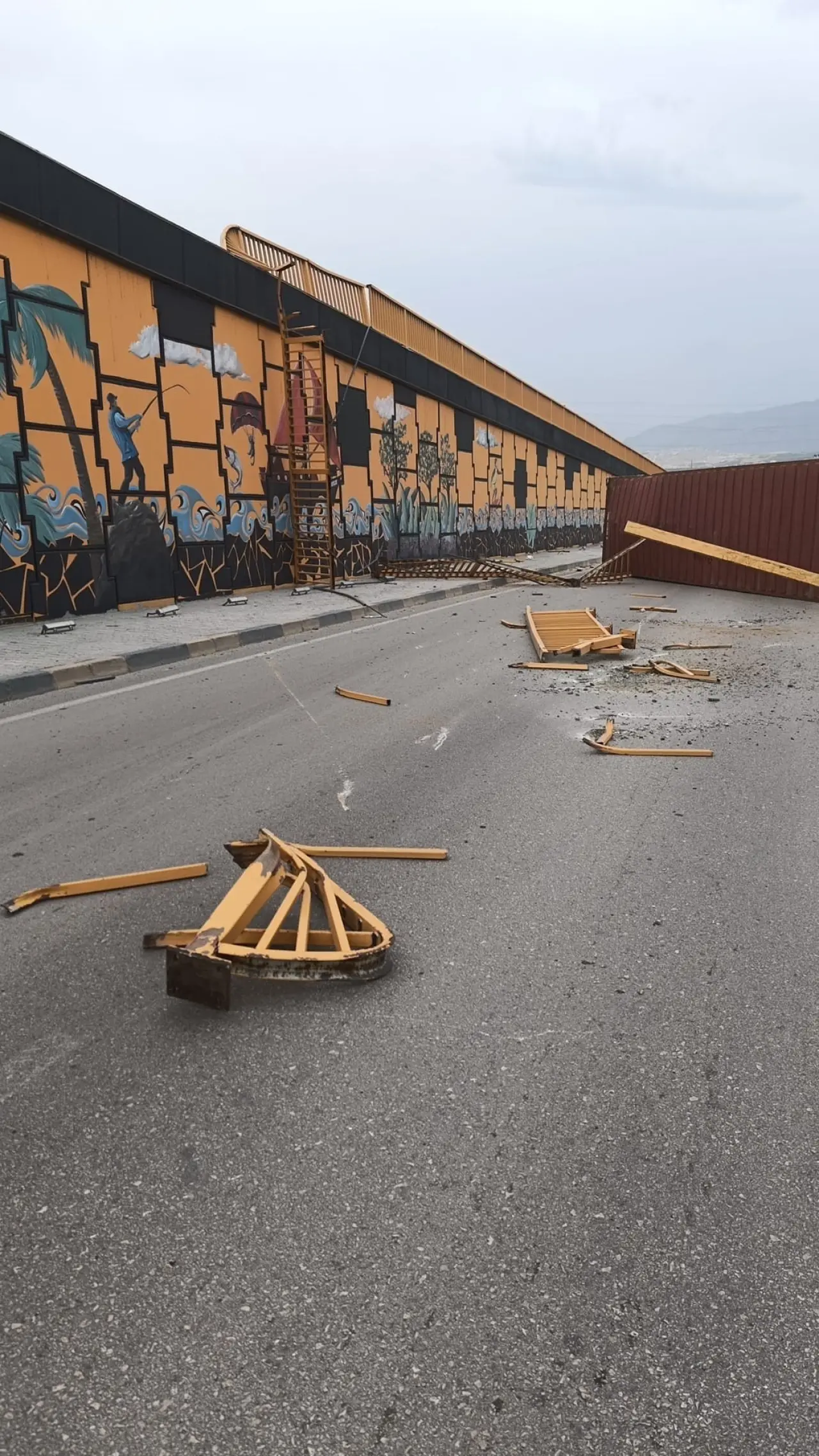 Seyir halindeydi, bir anda koptu! Konteyner yola düştü 3