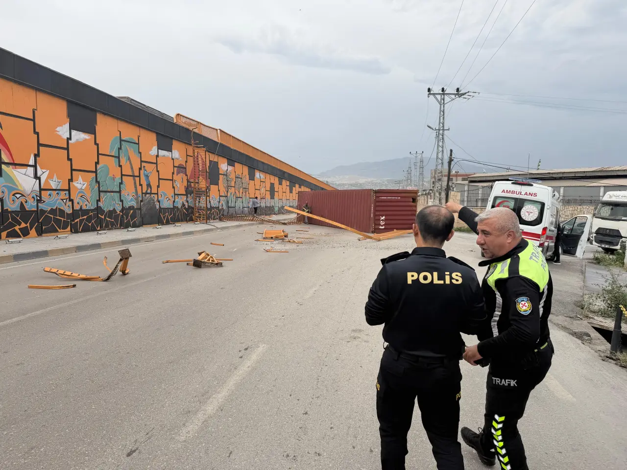 Seyir halindeydi, bir anda koptu! Konteyner yola düştü 1