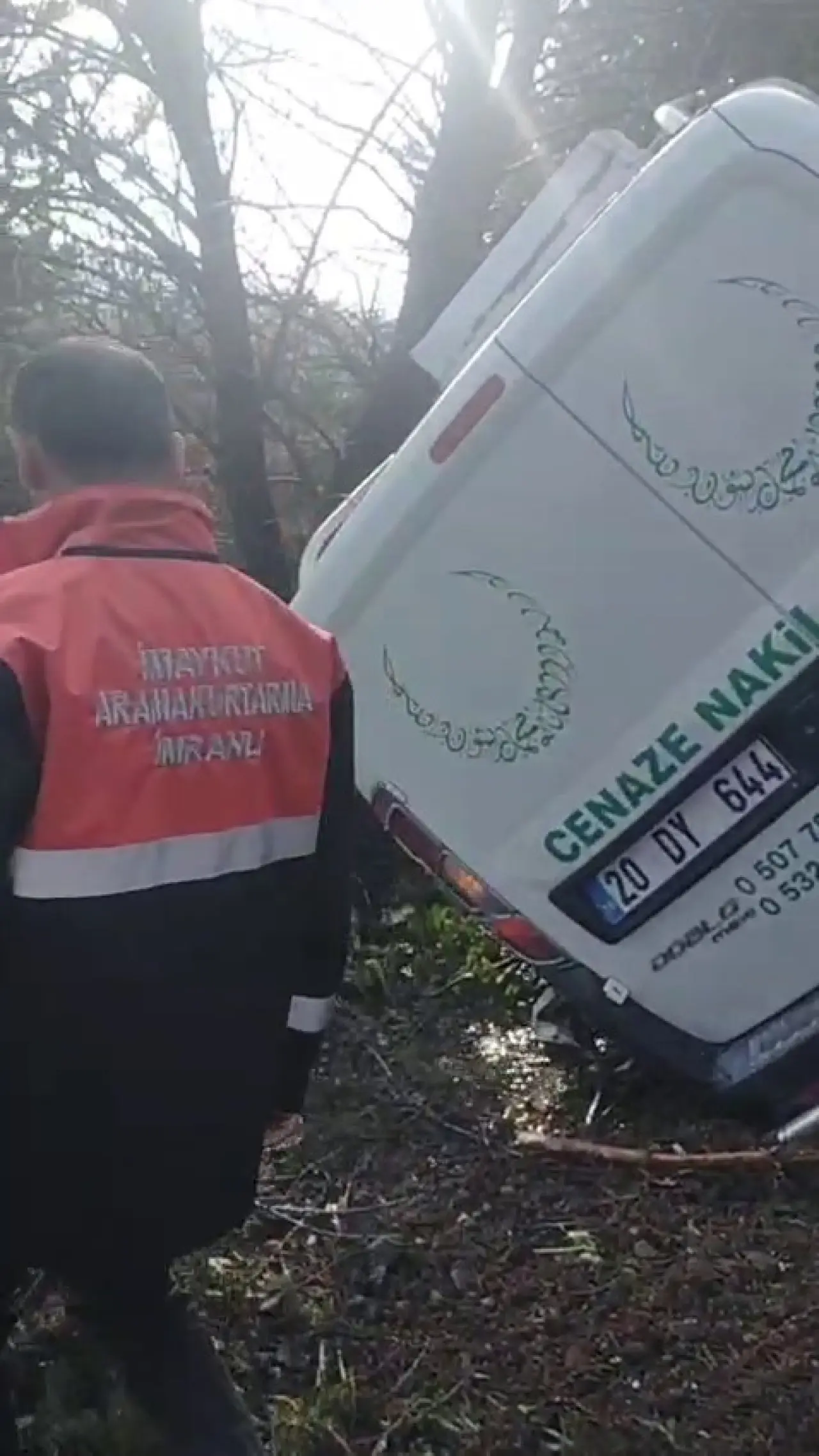 Sivas’ta korkutan kaza! Cenaze nakil aracı şarampole uçtu 2