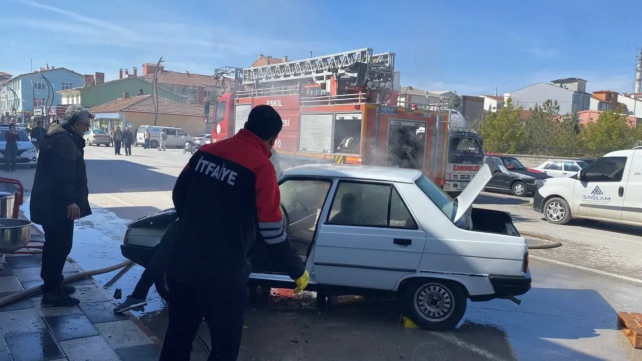 Aksaray’da seyir halindeki otomobil alev aldı! O anlar paniğe neden oldu 2