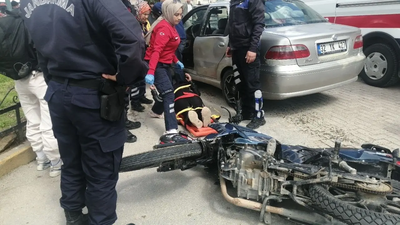 Kavşakta ölümcül hata! Otomobil ve motosiklet çarpıştı 3