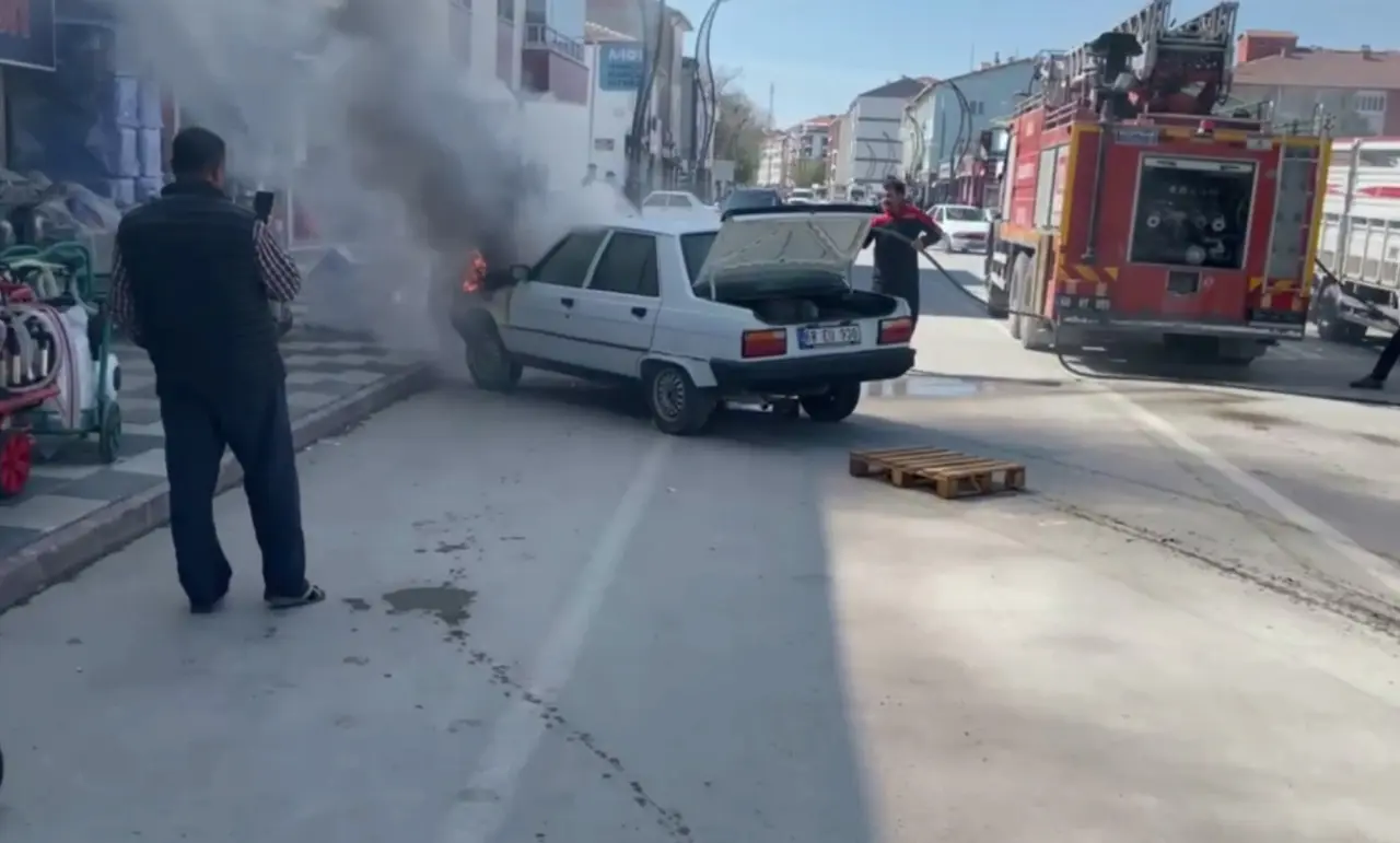 Aksaray’da seyir halindeki otomobil alev aldı! O anlar paniğe neden oldu 1