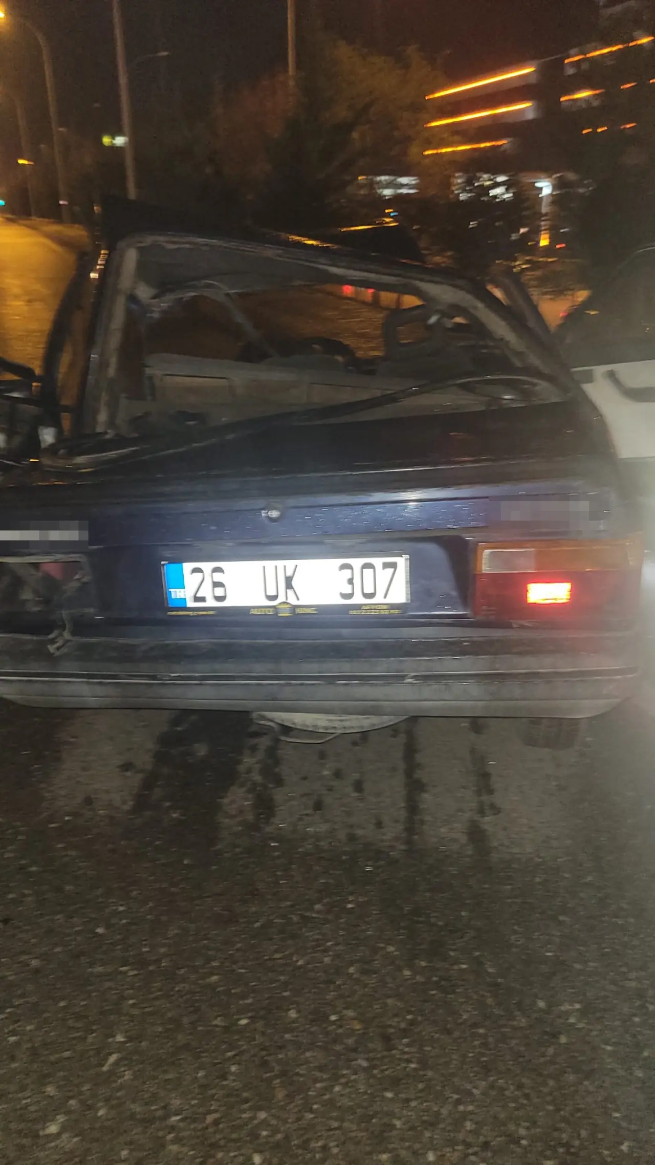 Afyonkarahisar’da feci kaza! Otomobil bariyerlere ok gibi saplandı 3