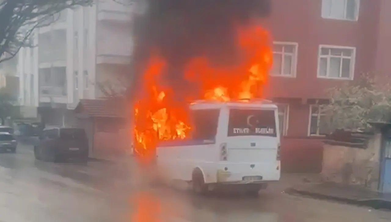 Kırıkkale’de park halindeki minibüs alev topuna döndü! 1