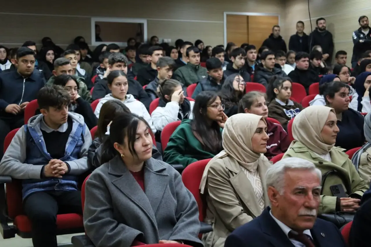 Kaymakam Kukuş Kariyer Günlerinde Gençlerle Buluştu 1