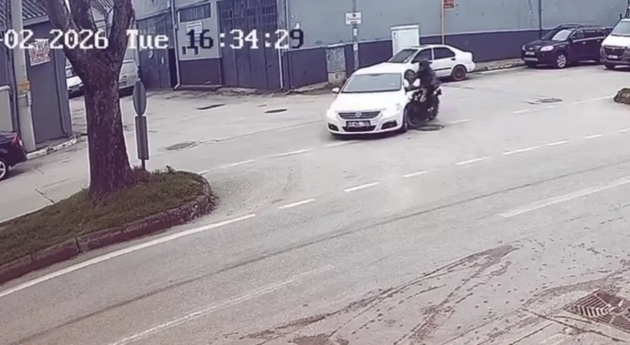 Bursa’da dehşet anları! Motosiklet sürücüsü metrelerce savruldu 2