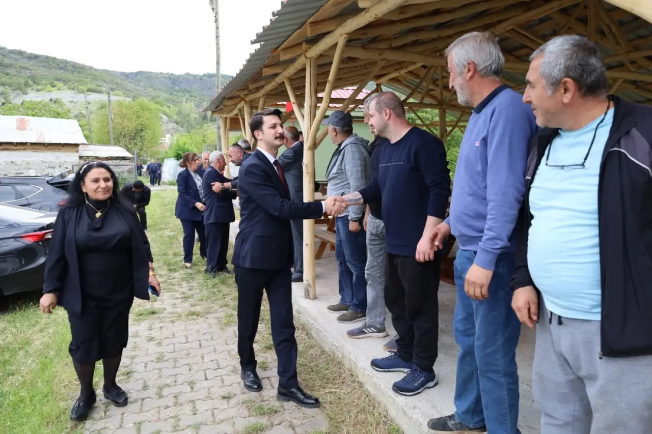 Koyulhisar’da Bayram Coşkusu: Kaymakam Kukuş Vatandaşlarla Bir Araya Geldi 4