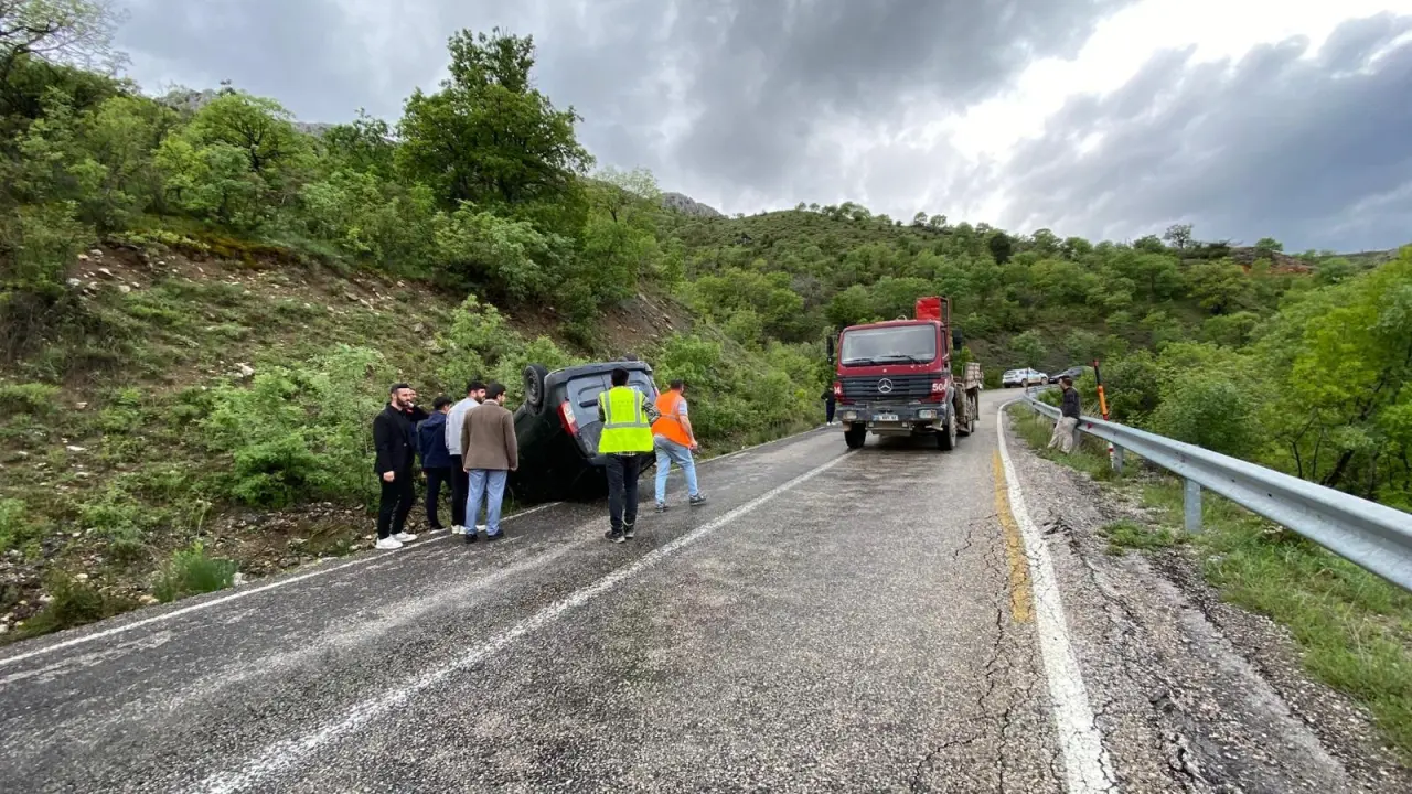 Erzincan’da sağanak faciası! Araç takla atıp ters döndü 3