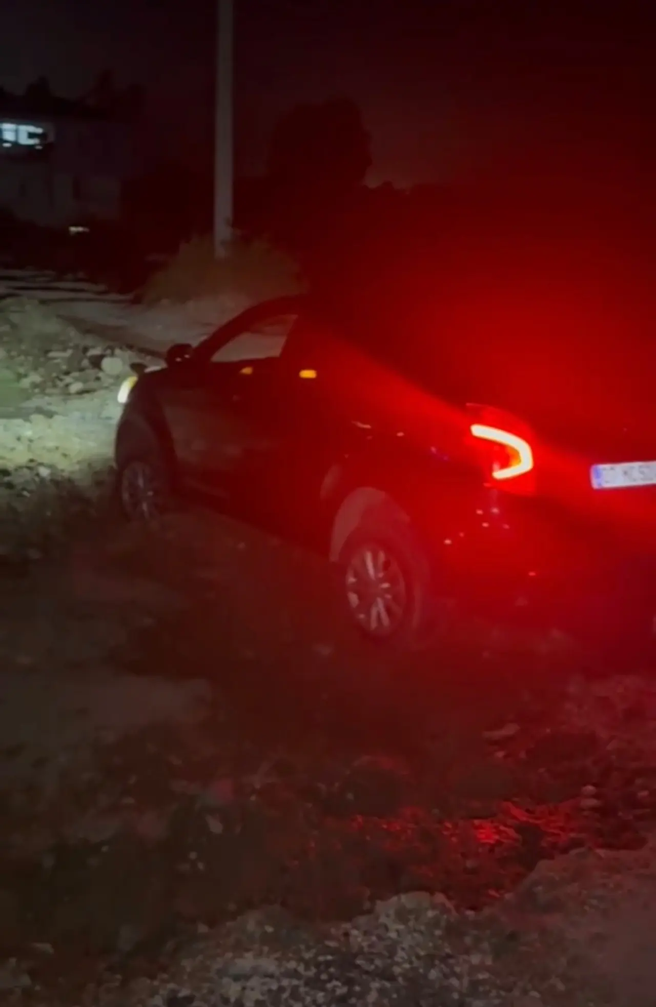 Antalya’da navigasyon faciaya götürdü! Araçlar çukura saplandı 1