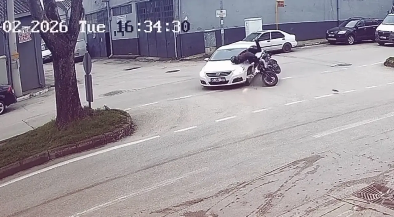 Bursa’da dehşet anları! Motosiklet sürücüsü metrelerce savruldu 1