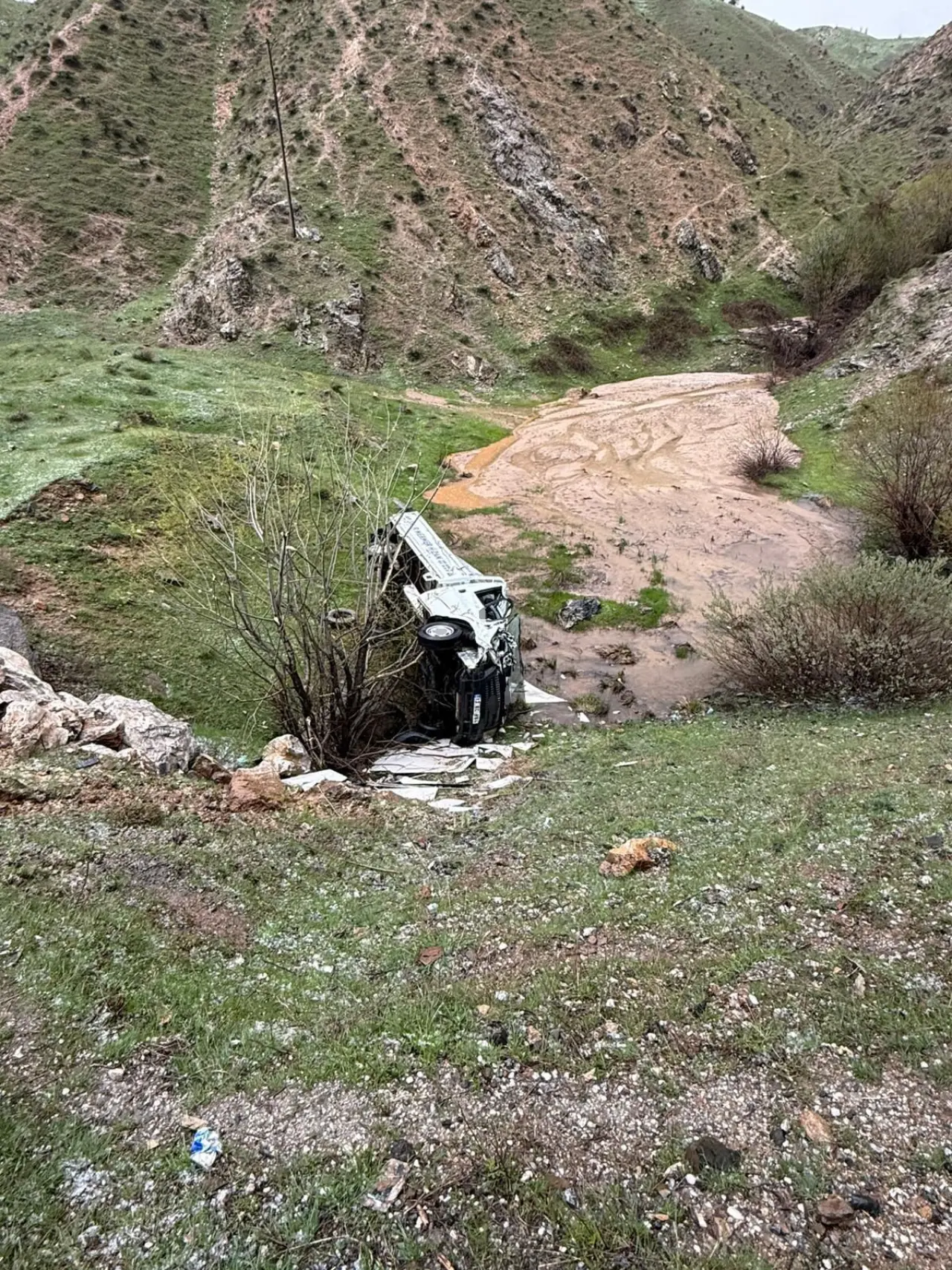 Yolalan’da feci kaza! Otomobil savruldu: 4 kişi yaralandı 1