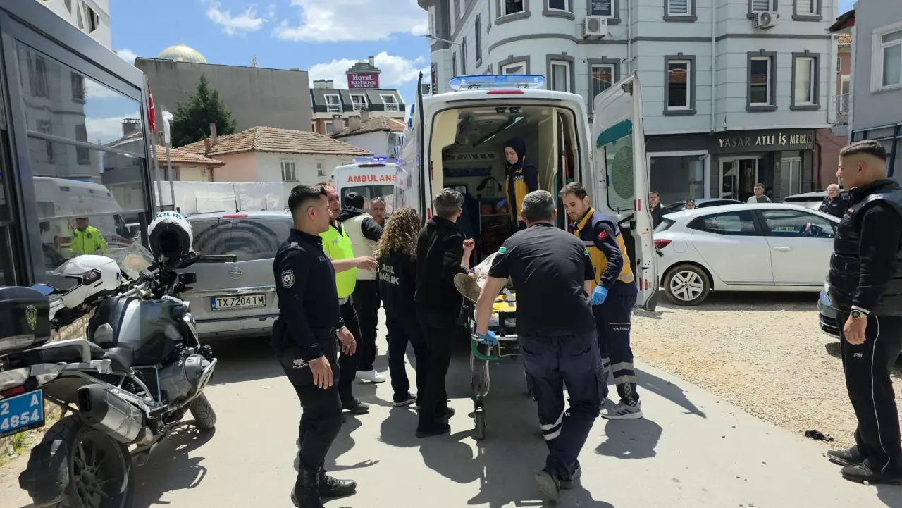 Edirne’de dehşet! Sokak ortasında bıçaklar çekildi: 3 yaralı 1