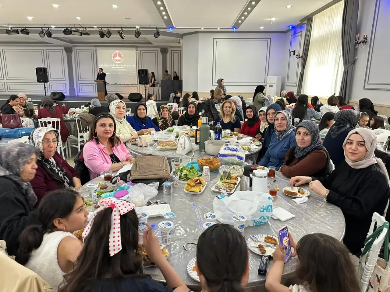 Başkan Karakullukçu Anneler Günü Etkinliğinde Vatandaşlarla Buluştu 1
