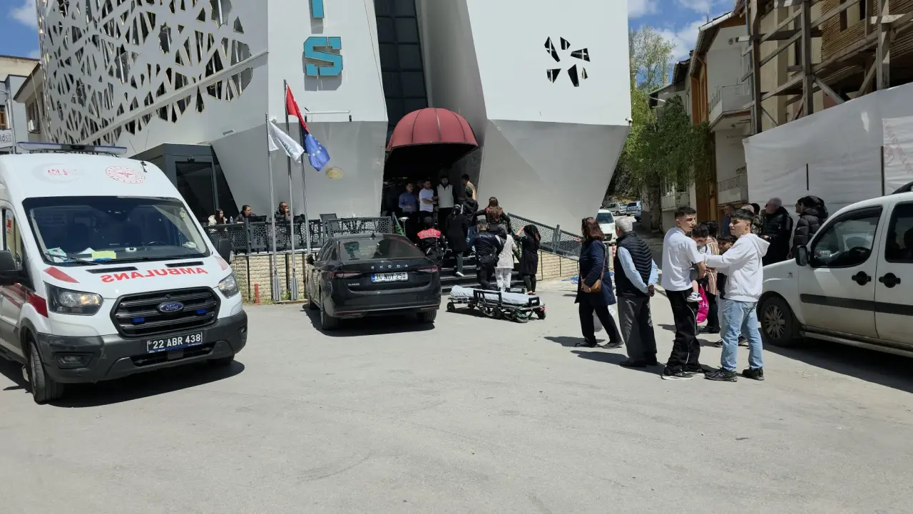 Edirne’de dehşet! Sokak ortasında bıçaklar çekildi: 3 yaralı 4