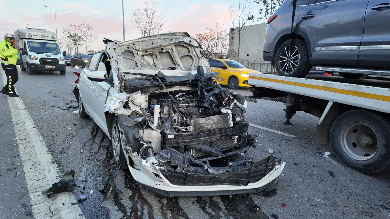 Kartal’da zincirleme kaza! 4 araç birbirine girdi: 5 yaralı 3