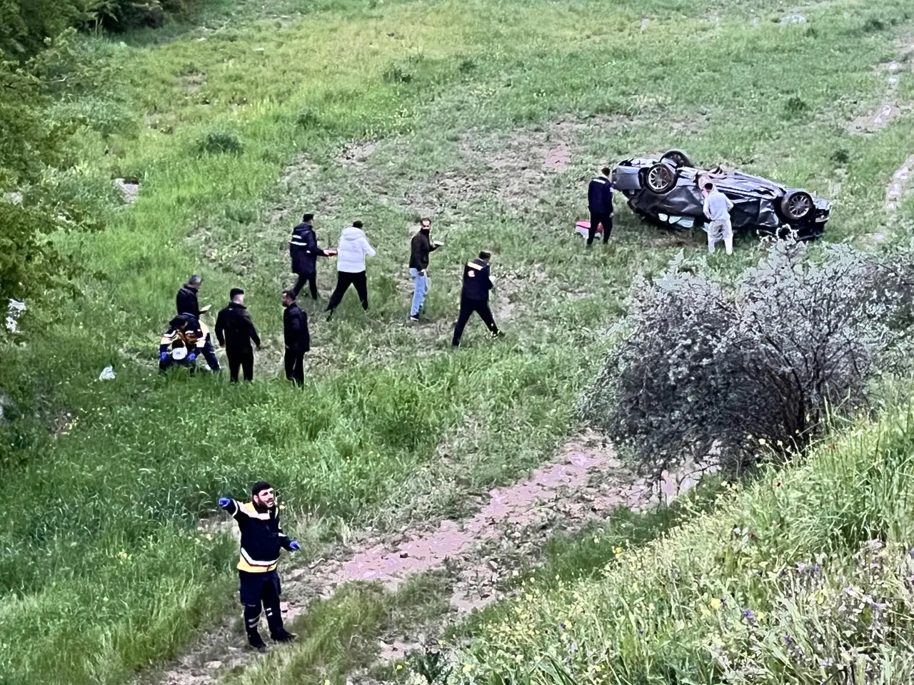 Direksiyon hakimiyeti kayboldu, araç savruldu! 4 kişi hastanelik 1