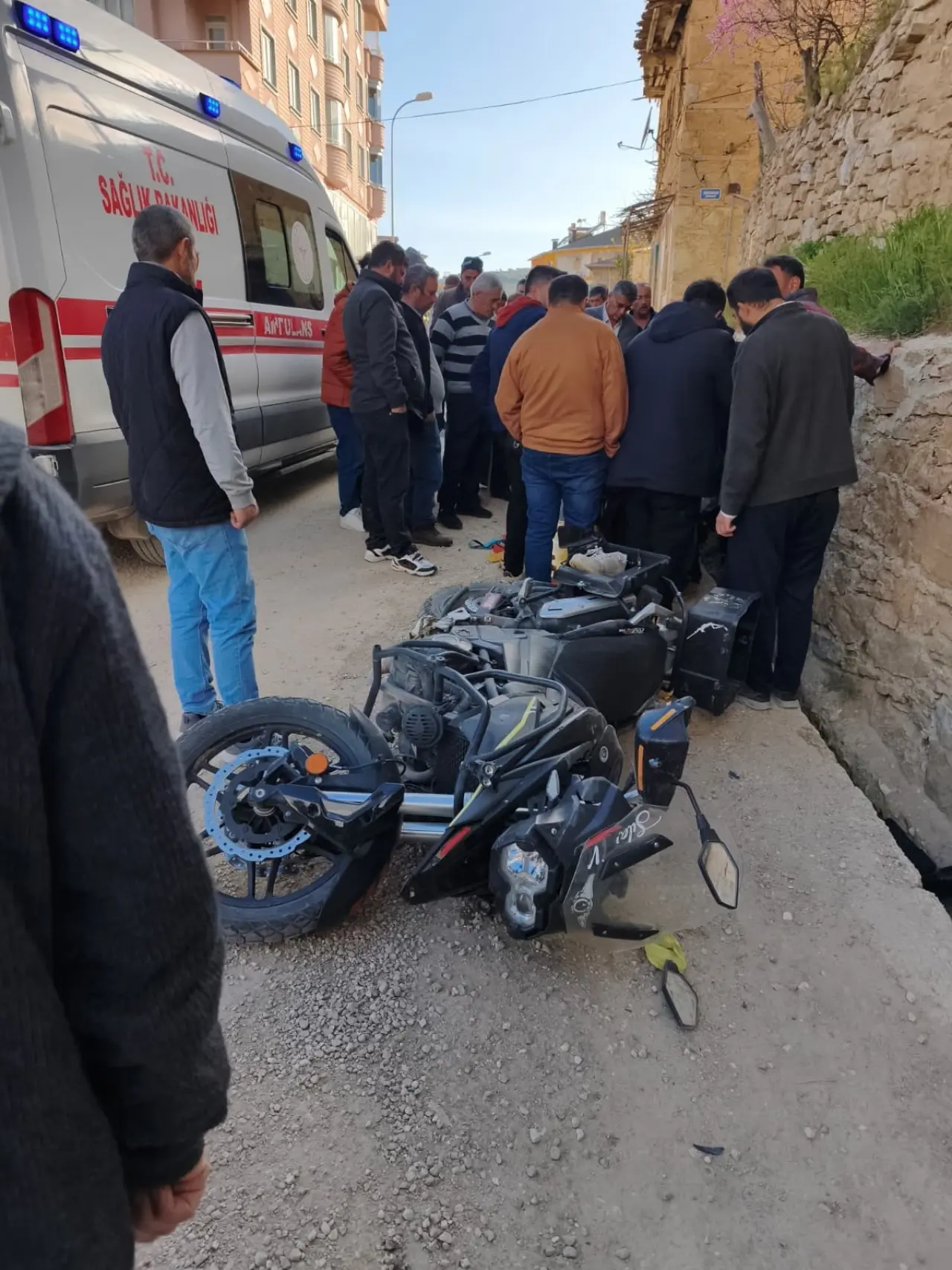 Sarıveliler’de korkutan kaza! Motosiklet devrildi: Sürücü yaralı 1