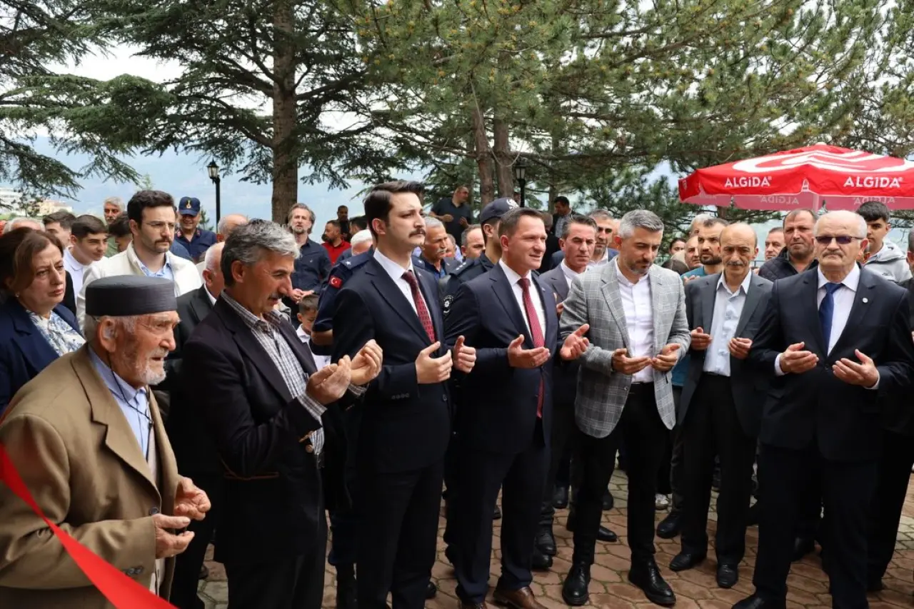 Koyulhisar’da Bayram Coşkusu: Kaymakam Kukuş Vatandaşlarla Bir Araya Geldi 7