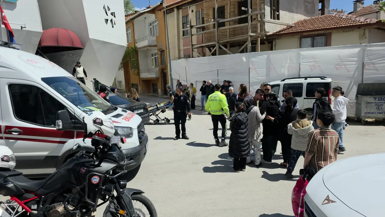 Edirne’de dehşet! Sokak ortasında bıçaklar çekildi: 3 yaralı 3