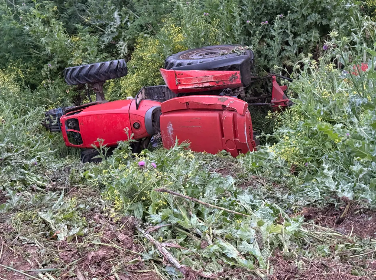 Bursa Karacabey’de feci kaza! Traktör şarampole yuvarlandı, sürücü hayatını kaybetti 1