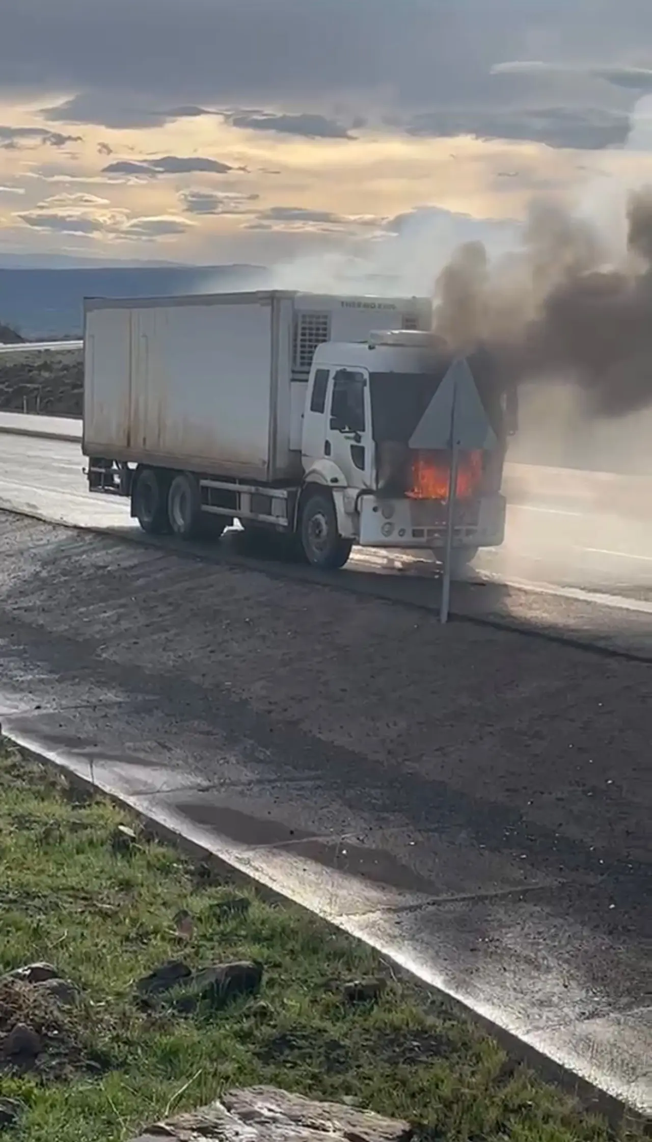 Bingöl’da yürekleri ağza getiren anlar! Kamyon bir anda alev aldı 2