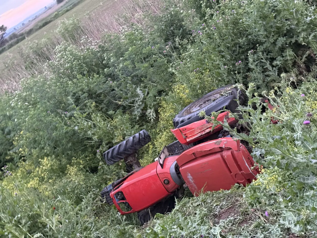 Bursa Karacabey’de feci kaza! Traktör şarampole yuvarlandı, sürücü hayatını kaybetti 3