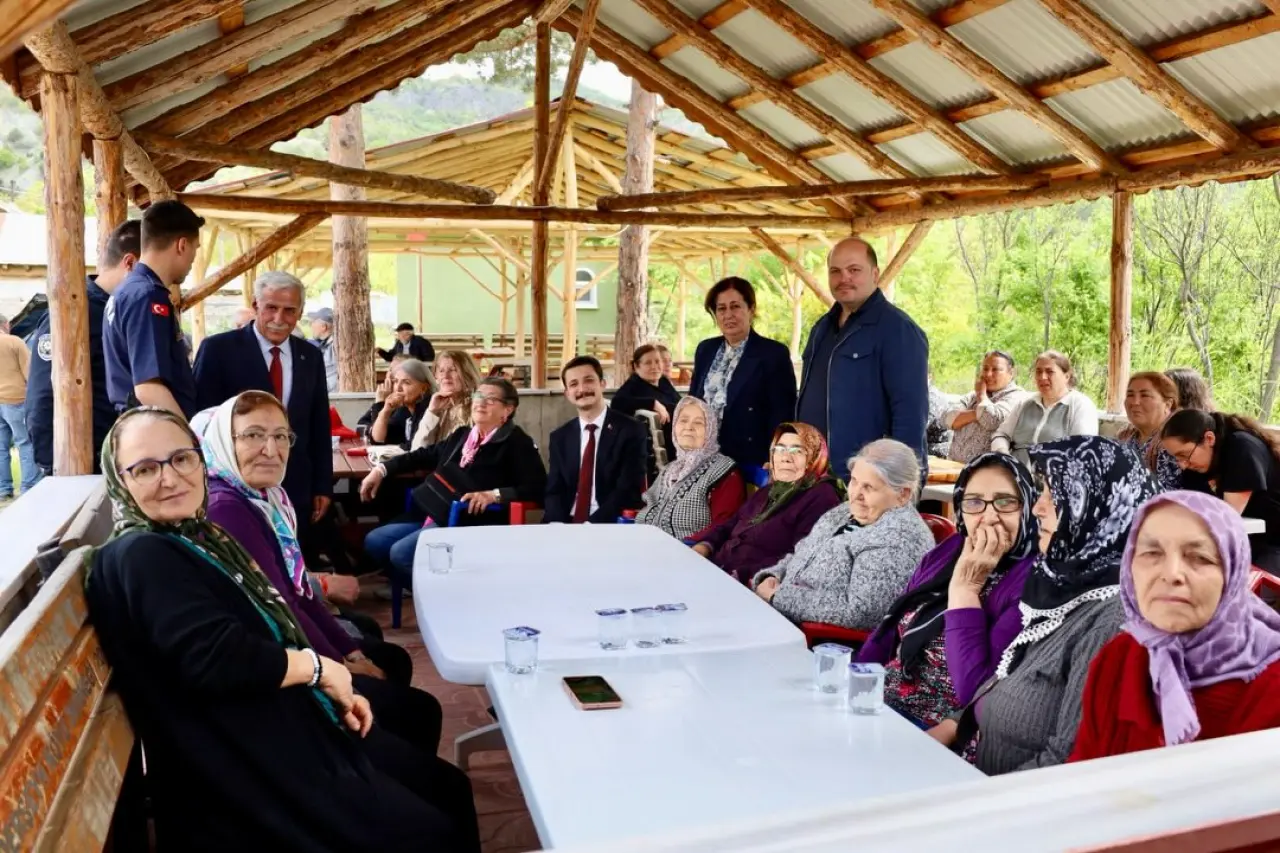 Koyulhisar’da Bayram Coşkusu: Kaymakam Kukuş Vatandaşlarla Bir Araya Geldi 3