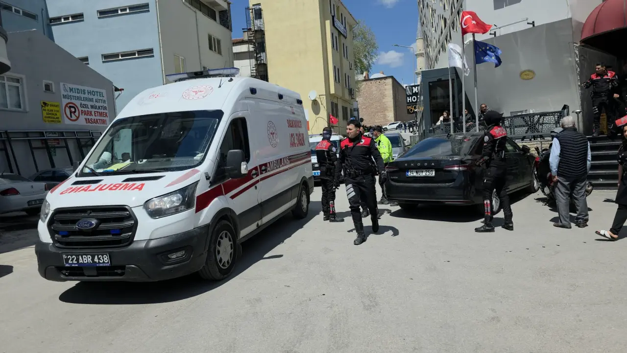 Edirne’de dehşet! Sokak ortasında bıçaklar çekildi: 3 yaralı 2