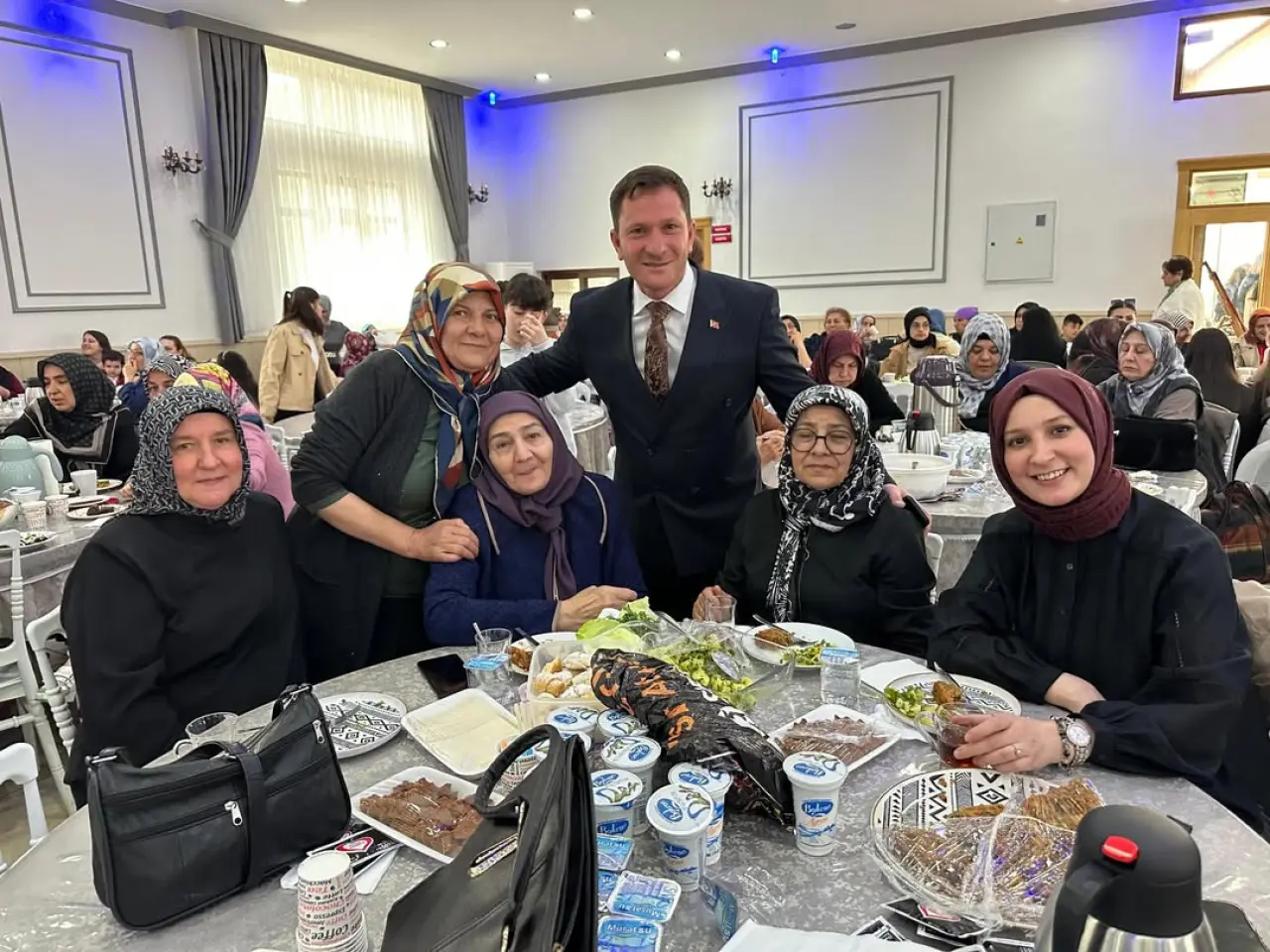 Başkan Karakullukçu Anneler Günü Etkinliğinde Vatandaşlarla Buluştu 2