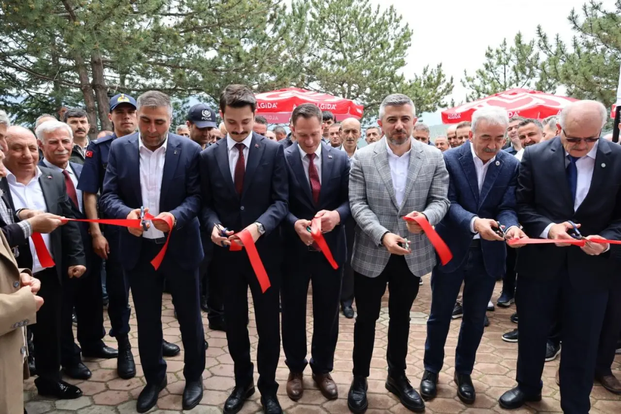 Koyulhisar’da Bayram Coşkusu: Kaymakam Kukuş Vatandaşlarla Bir Araya Geldi 6