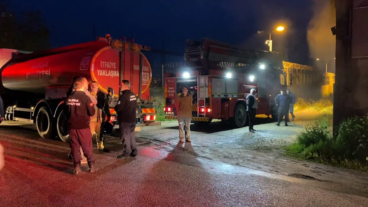 İnegöl’de korkutan yangın! Menteşe fabrikası alevlere teslim oldu 1