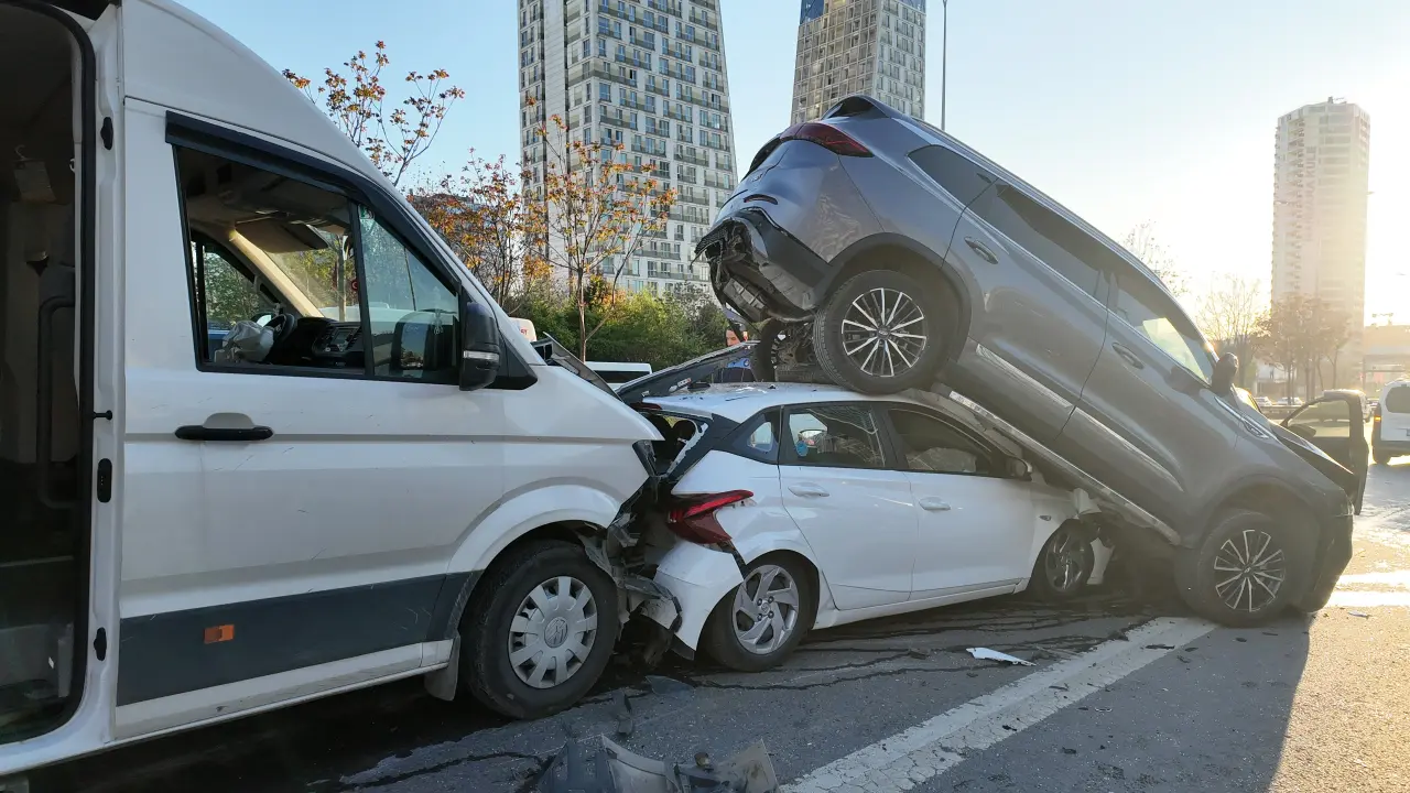 Kartal’da zincirleme kaza! 4 araç birbirine girdi: 5 yaralı 2