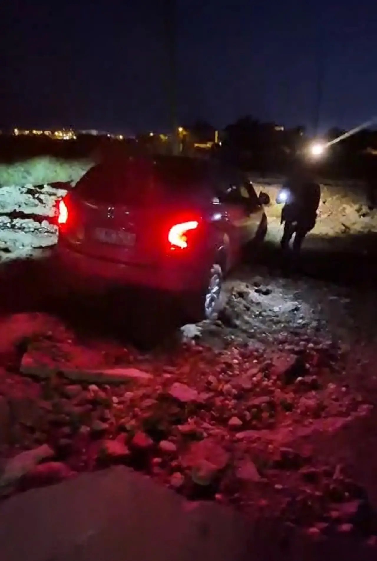 Antalya’da navigasyon faciaya götürdü! Araçlar çukura saplandı 2