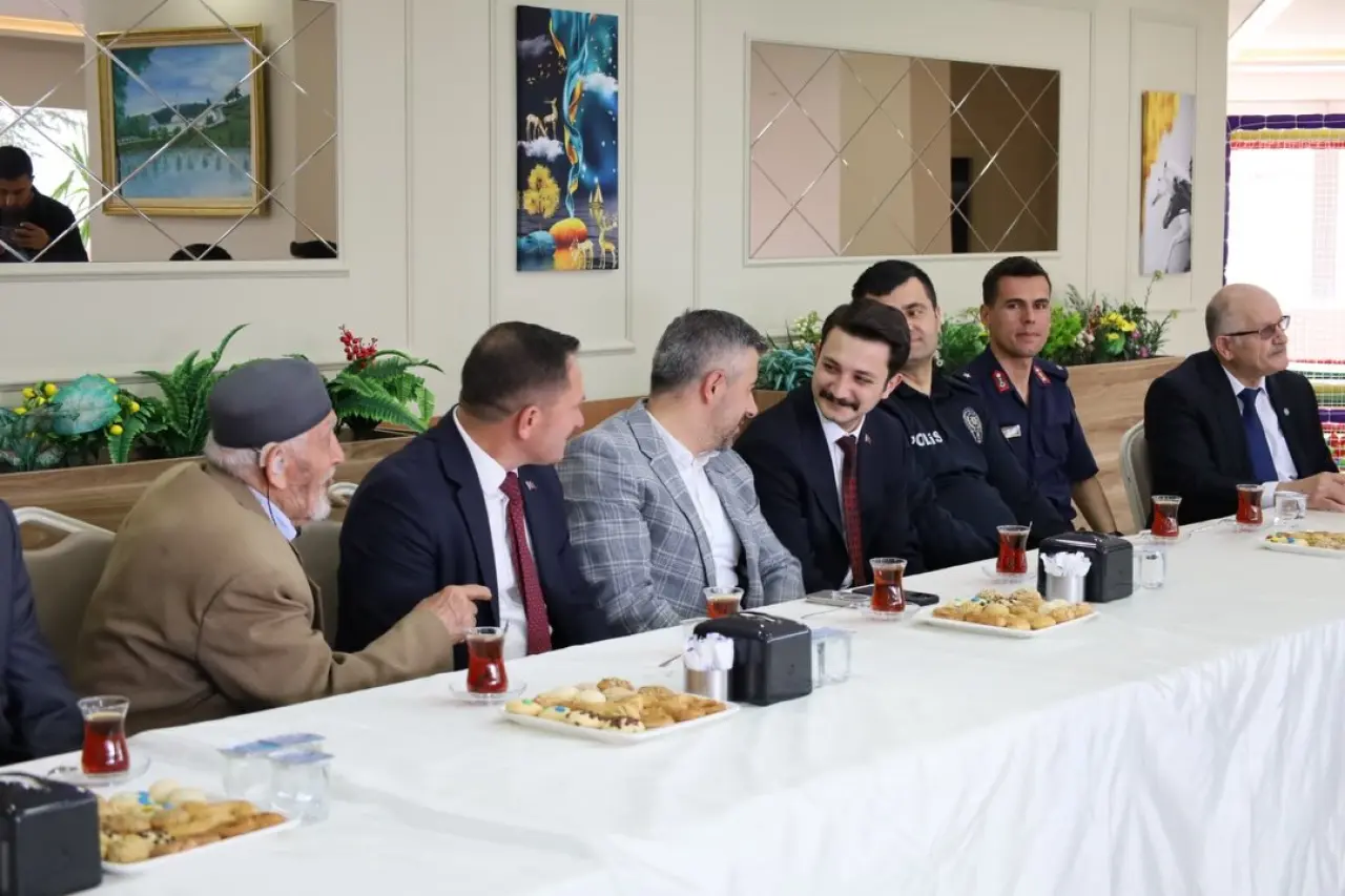 Koyulhisar’da Bayram Coşkusu: Kaymakam Kukuş Vatandaşlarla Bir Araya Geldi 5