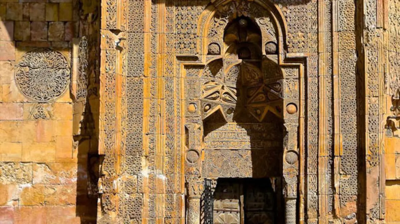 Anadolu'nun En Gizemli Yapısı Sivas'ta: 800 Yıllık Şifre Taşlara İşlenmiş 3