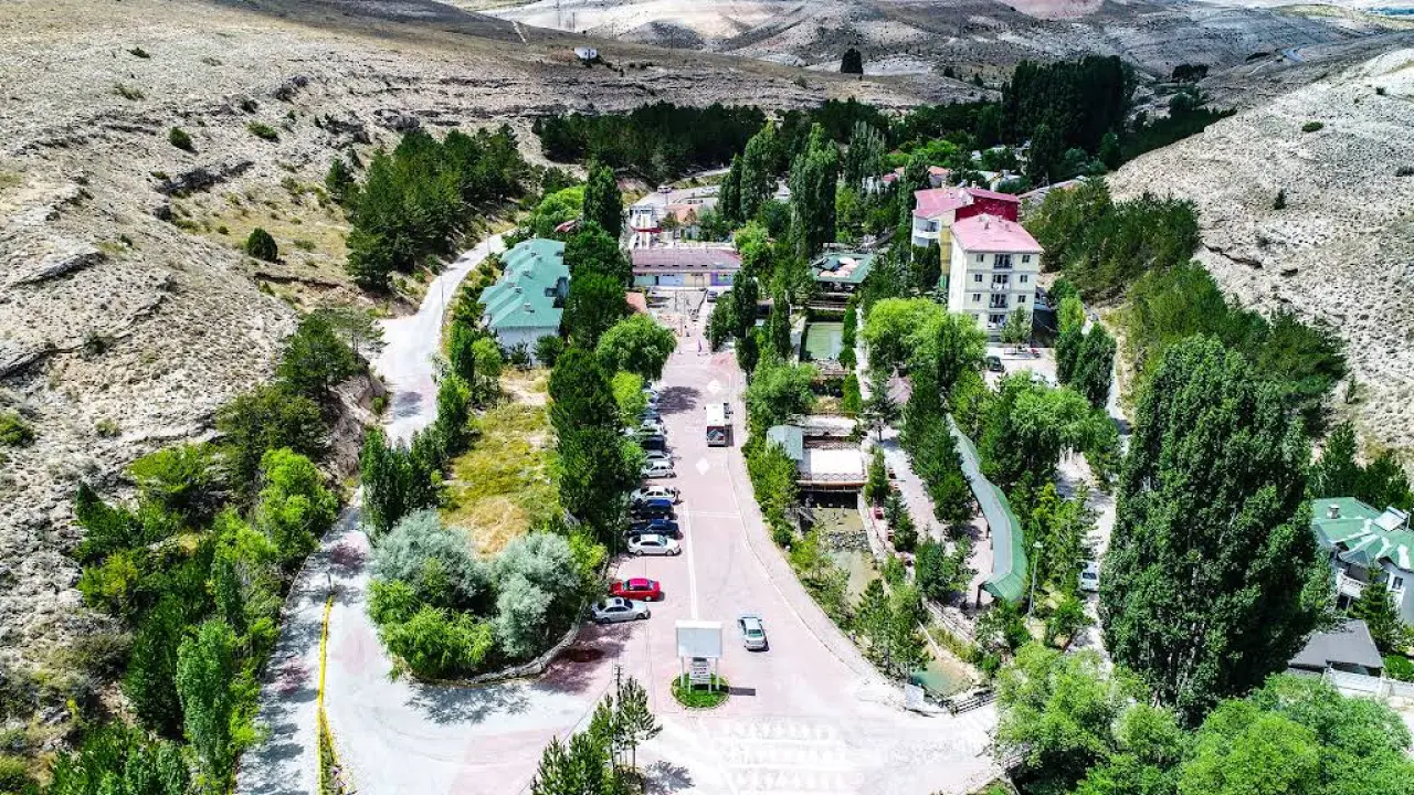 Hem Şifa Hem Mucize: Sivas’taki Bu Gölü Dünya Konuşuyor! 1