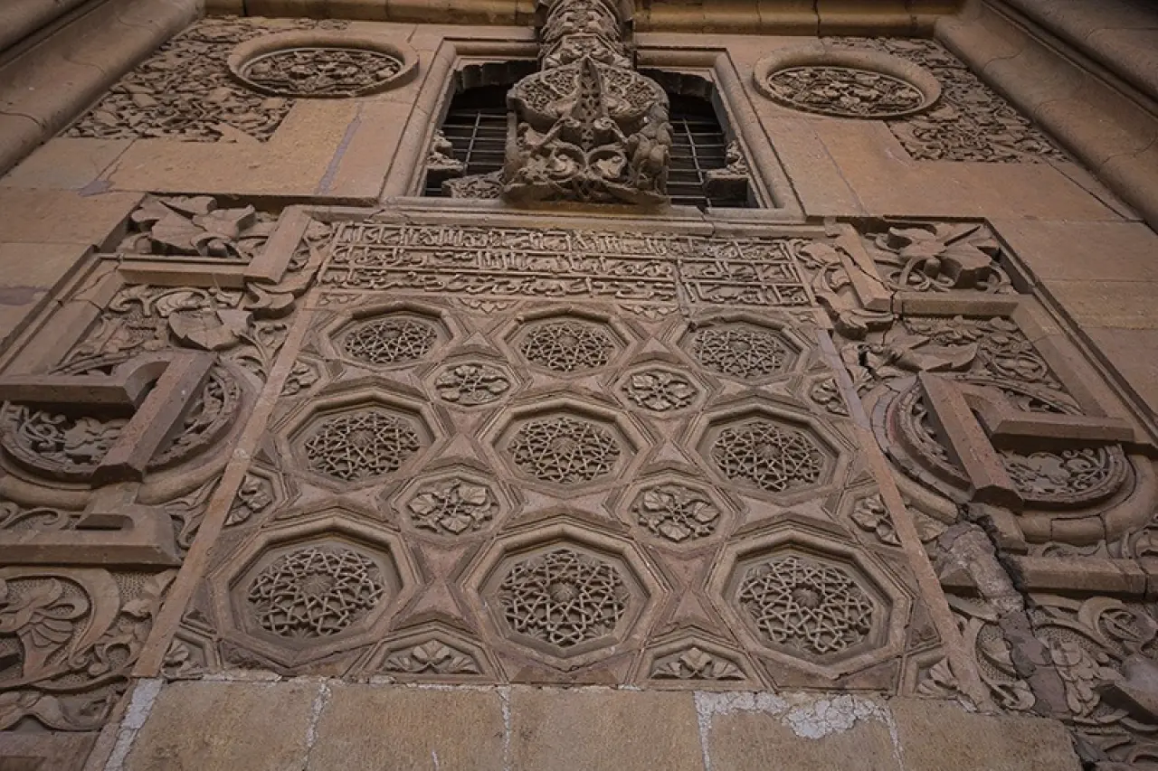 Anadolu'nun En Gizemli Yapısı Sivas'ta: 800 Yıllık Şifre Taşlara İşlenmiş 4
