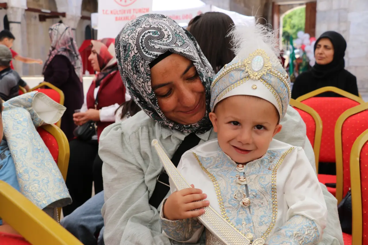 Sivas’ta 530 Yıllık Vakıf Geleneği Yaşatıldı: 30 Çocuğa Sünnet Şöleni 6