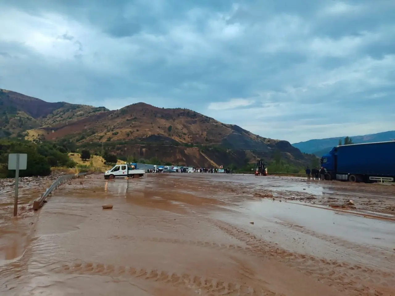 Koyulhisar’da Sel ve Heyelan: Kapanan D-100 Yolu Yeniden Açıldı 2