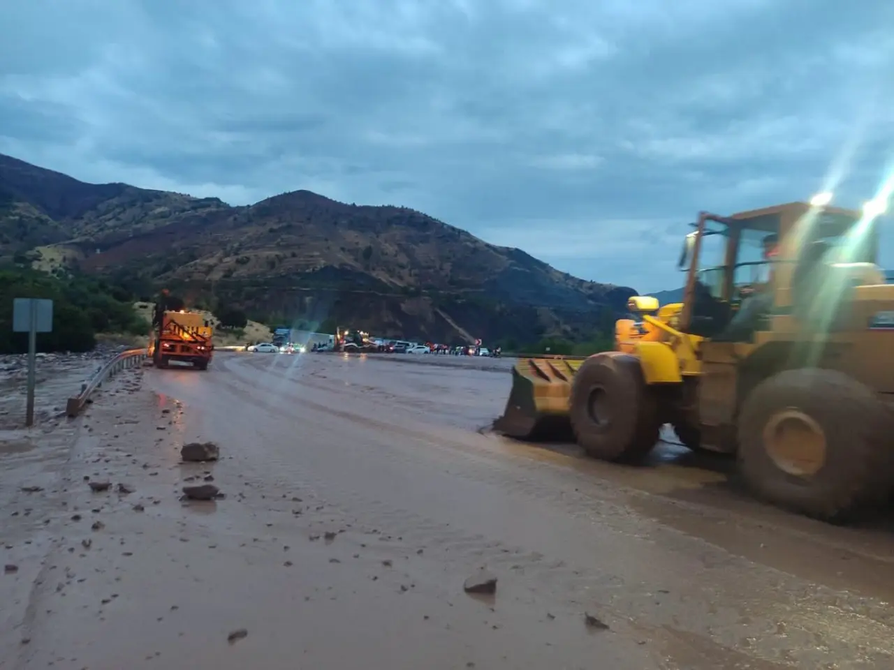 Koyulhisar’da Sel ve Heyelan: Kapanan D-100 Yolu Yeniden Açıldı 4