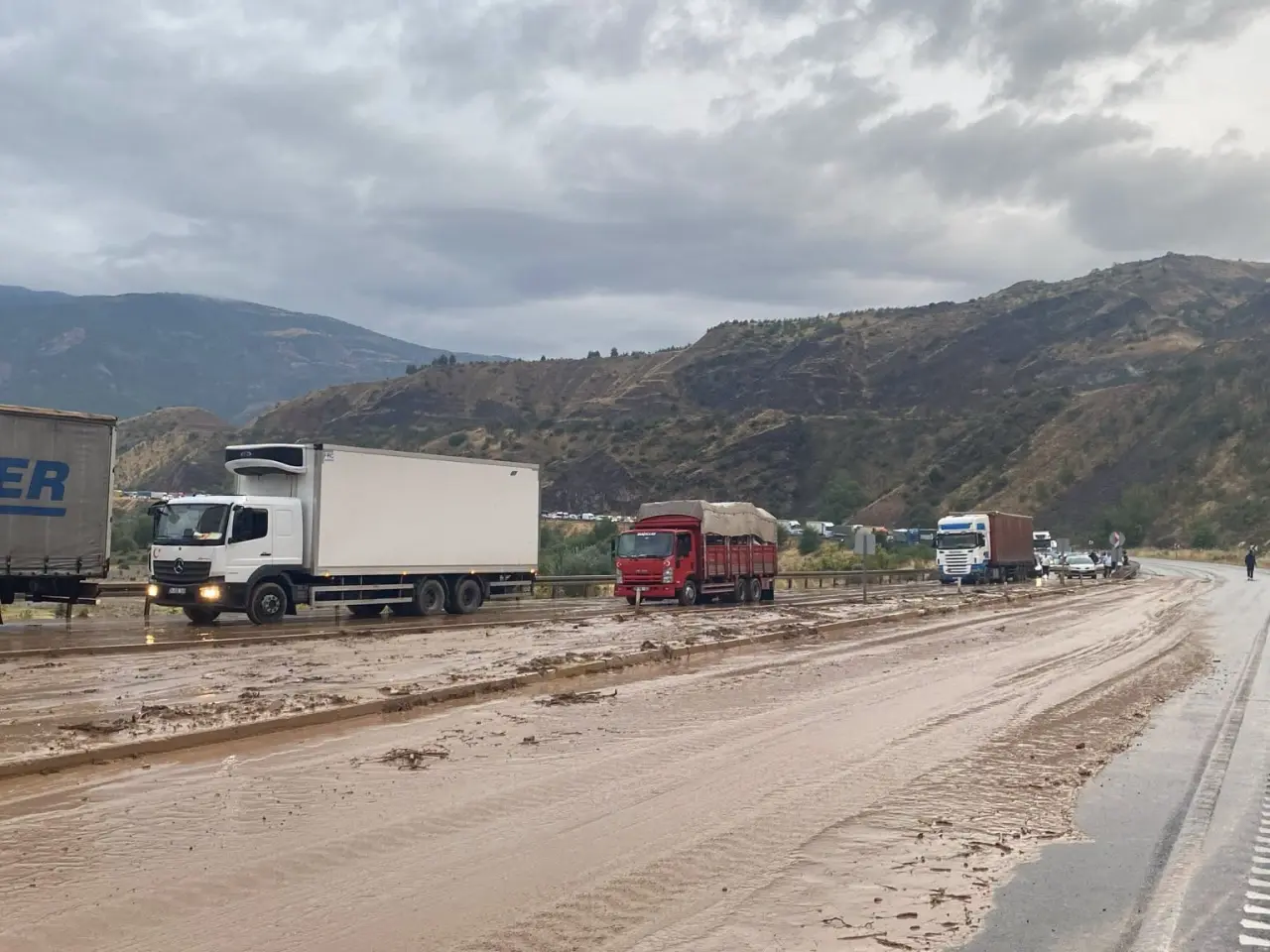 Koyulhisar’da Sel ve Heyelan: Kapanan D-100 Yolu Yeniden Açıldı 7