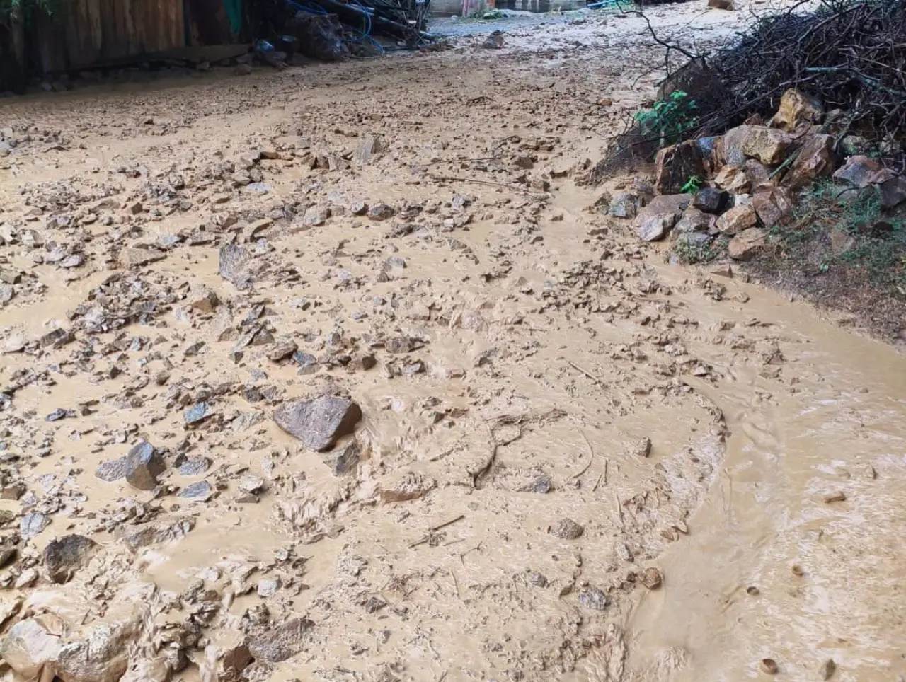 Koyulhisar’da Sel ve Heyelan: Kapanan D-100 Yolu Yeniden Açıldı 5