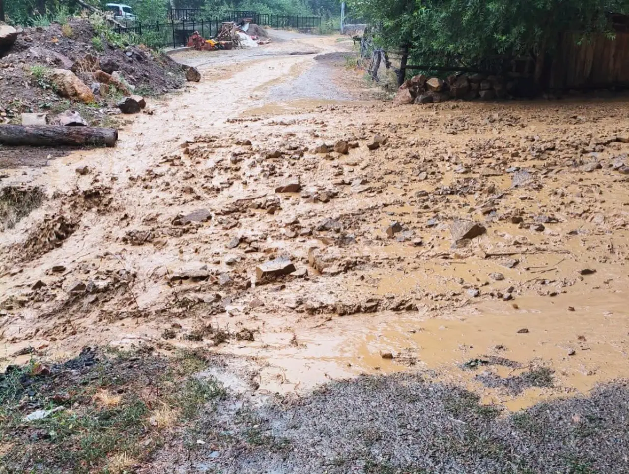 Koyulhisar’da Sel ve Heyelan: Kapanan D-100 Yolu Yeniden Açıldı 1