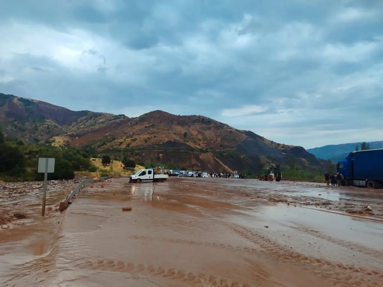 Koyulhisar’da Sel ve Heyelan: Kapanan D-100 Yolu Yeniden Açıldı 6