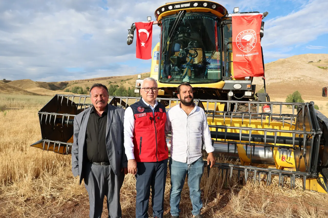 Sivas’ta Hasat Bereketi: Vali Şimşek Biçerdöverin Başına Geçti 2