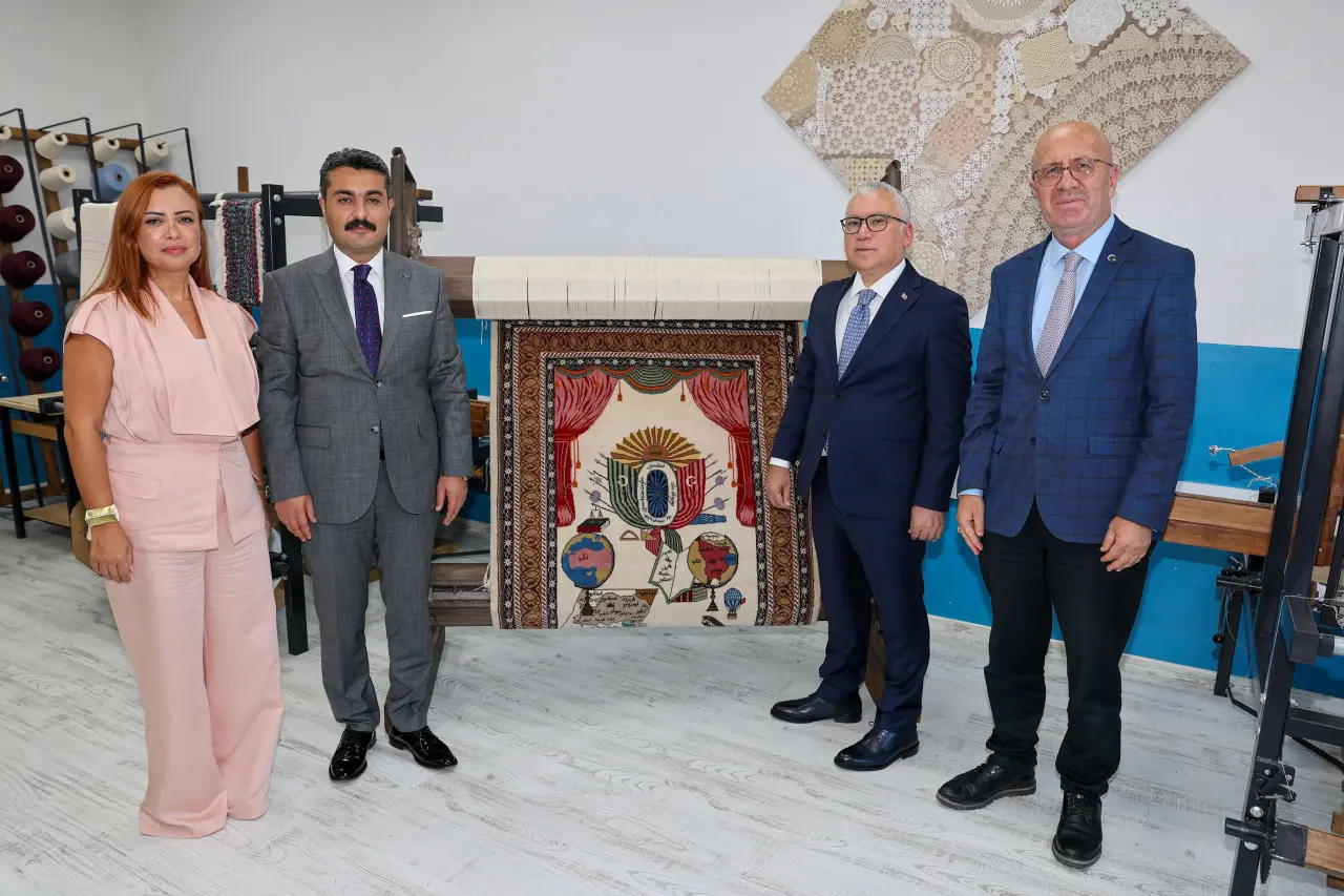 Sivas’ta 104 yıllık Misak-ı Millî Halısı yeniden hayat buldu 3