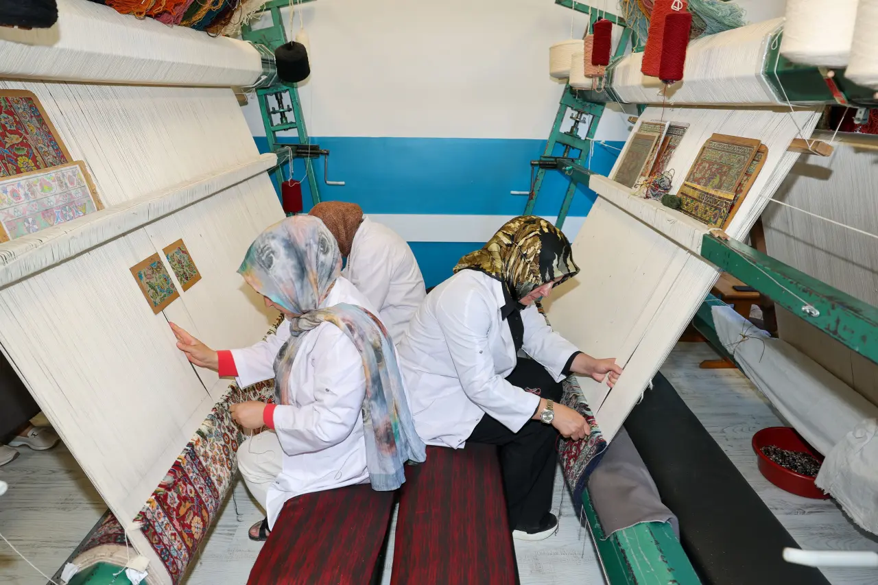 Sivas’ta 104 yıllık Misak-ı Millî Halısı yeniden hayat buldu 2