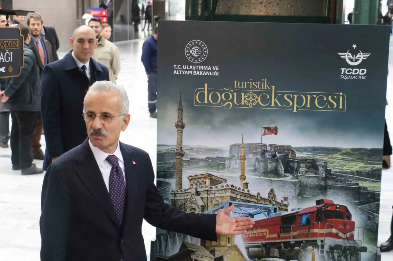 bakan-uraloglu-turistik-dogu-ekspresinin-yeni-sezonunda-10-bin-800-seyahat-tutkununa-anadolunun-buyusunu-yasatacagiz