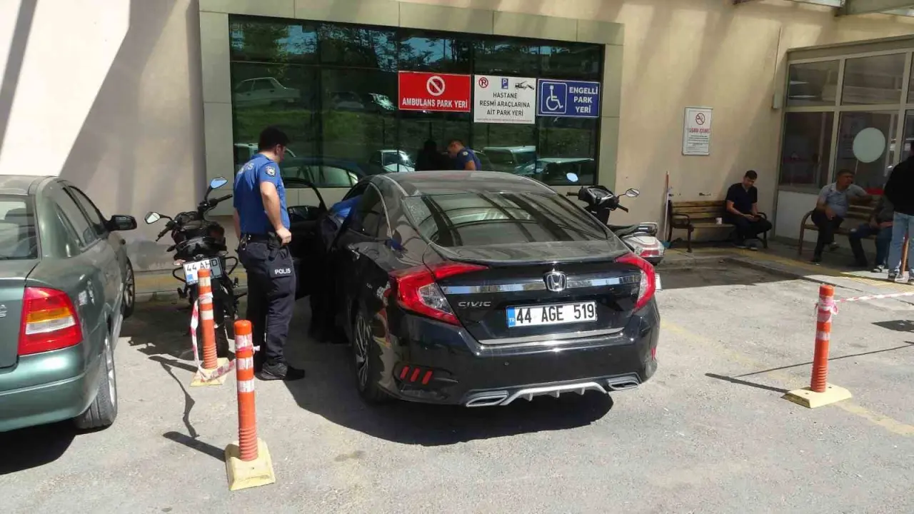 kalp-krizi-geciren-surucu-hastane-otoparkinda-7-araca-carpti-o-anlar-kamerada
