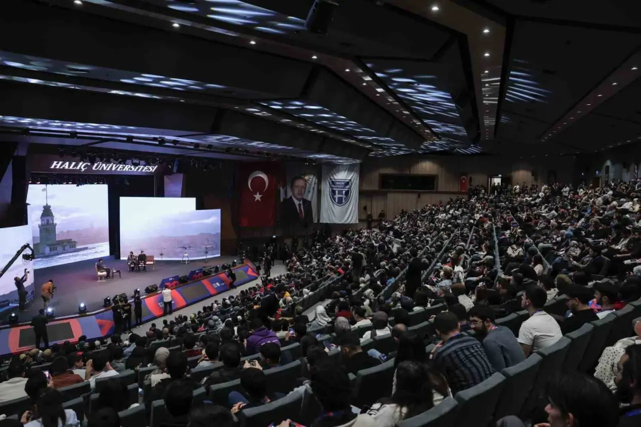 selcuk-bayraktar-gelecege-yuruyebilmek-icin-farkli-olmaniz-gerekiyor